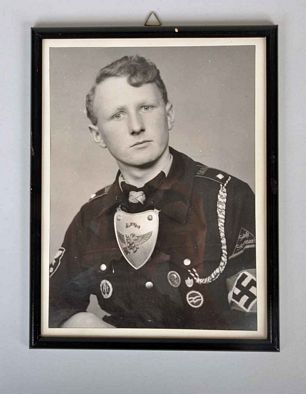 GERMAN WWII HITLER YOUTH GORGET WEARER IMAGE.