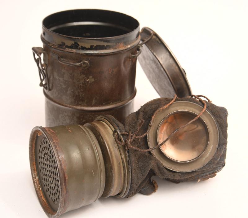 GERMAN WWI SOLDIERS GAS MASK.