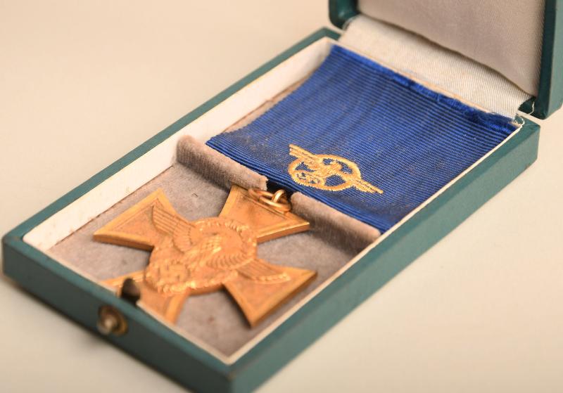 GERMAN WWII POLICE 25 YEAR LONG SERVICE MEDAL IN GILT.