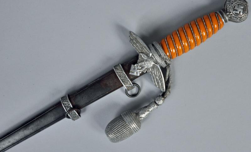 GERMAN WWII LUFTWAFFE 2ND PATTERN OFFICERS DAGGER WITH VOOS ENGRAVED BLADE.