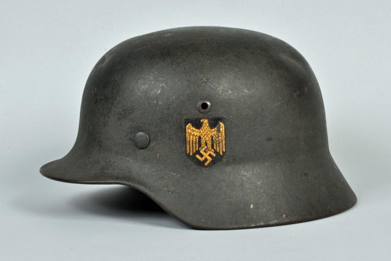GERMAN WWII KRIEGSMARINE M.35 SINGLE DECAL COMBAT HELMET.