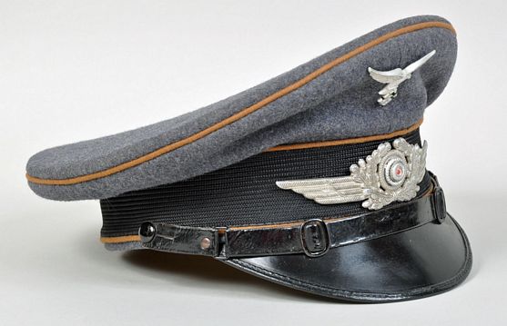 GERMAN WWII LUFTWAFFE SIGNALS NCOS/MANS VISOR CAP.