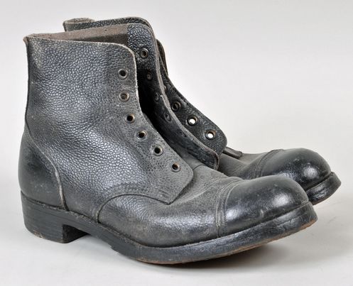 BRITISH WWII SOLDIERS ANKLE BOOTS, 42 DATED.