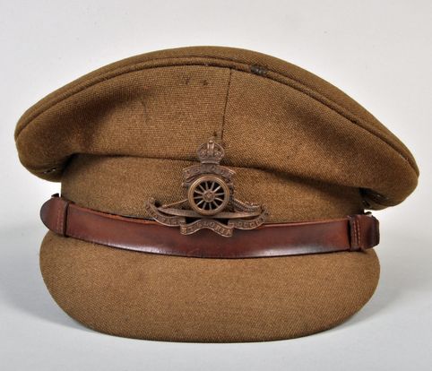 BRITISH WWII ROYAL ARTILLERY OFFICERS PEAK CAP.