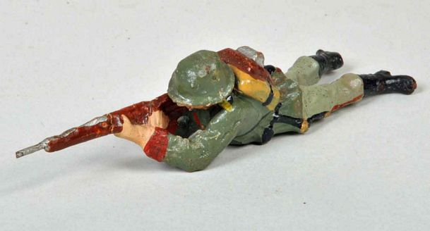 GERMAN WWII GERMAN SOLDIER LYING PRONE WITH RIFLE.