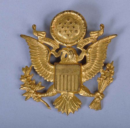 U.S.A. WWII ENLISTED RANKS CAP BADGE.