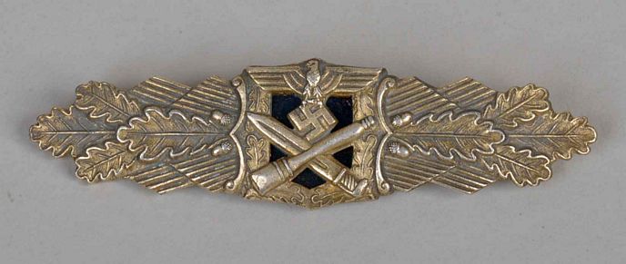 GERMAN WWII ARMED FORCES CLOSE COMBAT BAR IN GOLD.