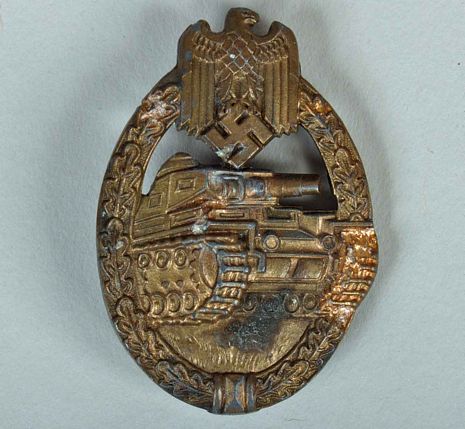 GERMAN WWII TANK BATTLE BADGE IN BRONZE BY A SCARCE MAKER.