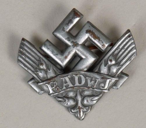 GERMAN WWII FEMALE RAD VOLUNTEERS BROOCH.