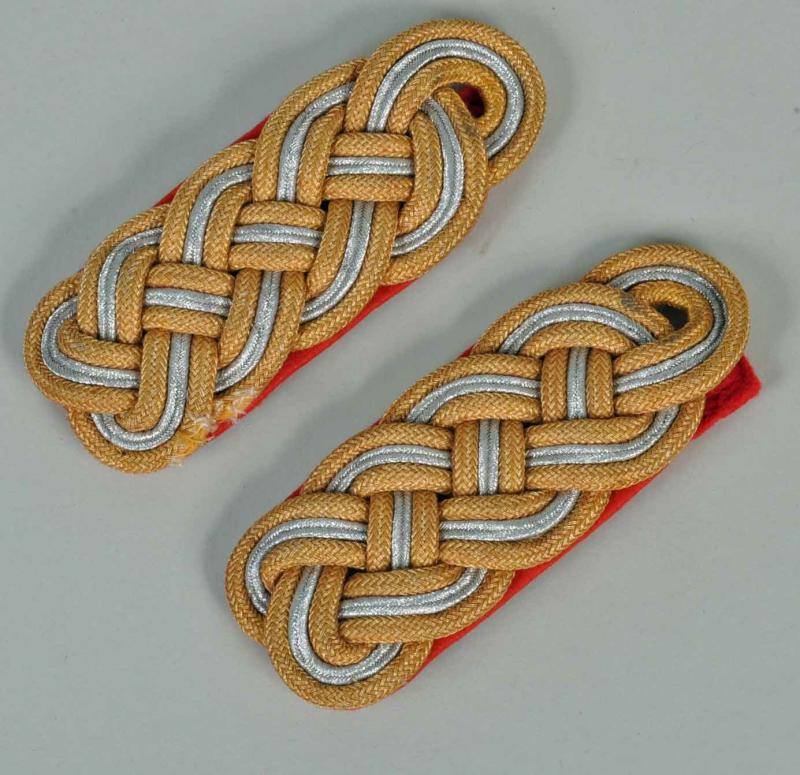 GERMAN WWII ARMY GENERAL’S SLIP-ON SHOULDER BOARDS.