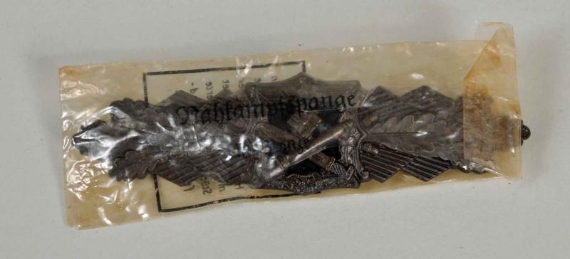 GERMAN WWII ARMY/WAFFEN SS CLOSE COMBAT BAR IN BRONZE, MINT, IN ITS PACKET.