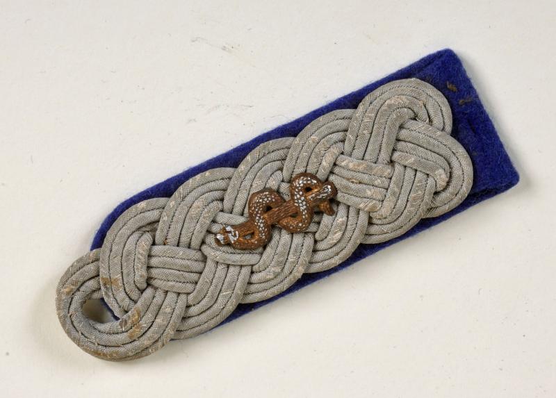 GERMAN WWII ARMY MEDICAL MAJOR’S SHOULDER BOARD.