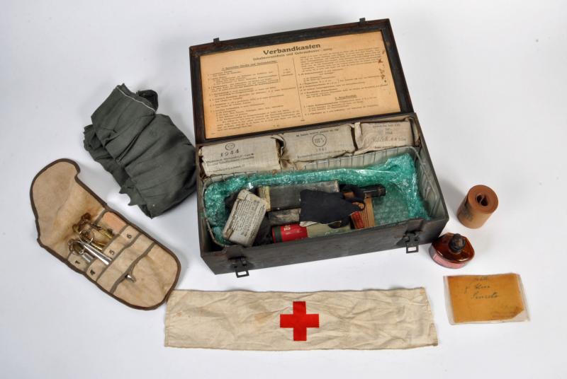 Regimentals  GERMAN WWII VEHICLE MEDICAL BOX, VERBANDKASTEN.