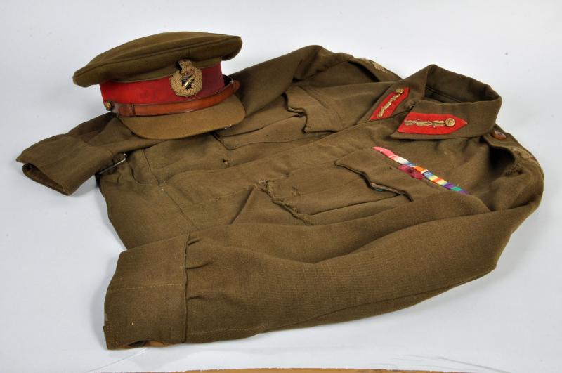 BRITISH WWII GENERAL’S BLOUSE AND CAP SET.