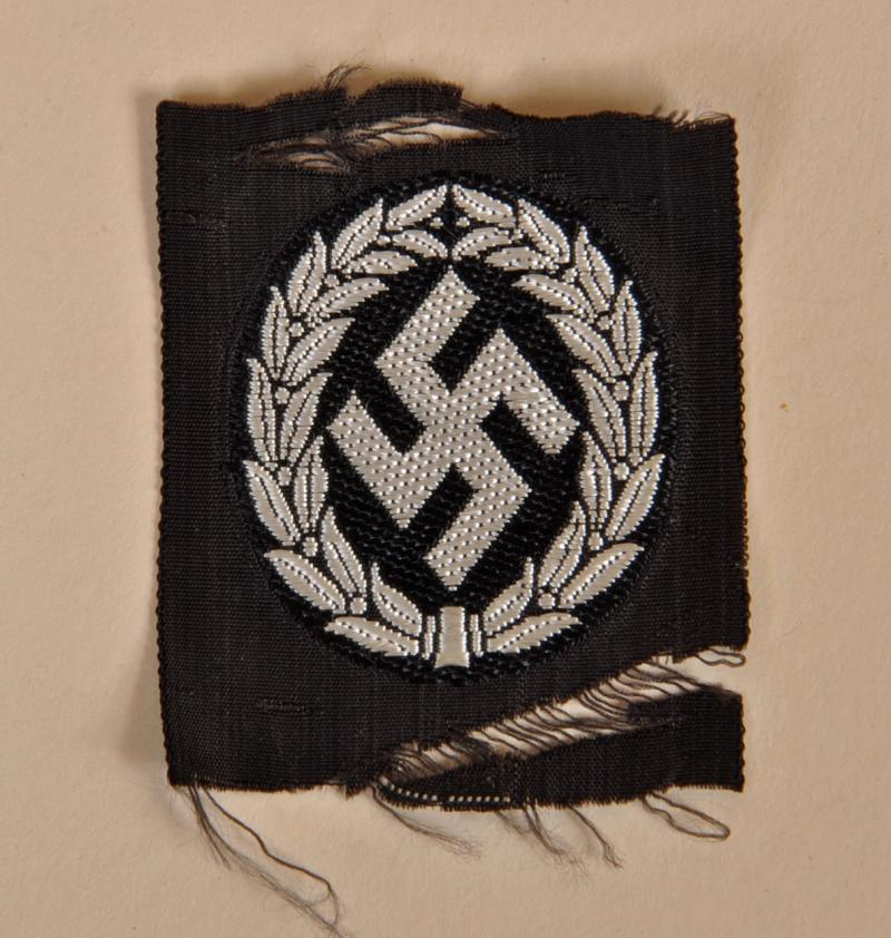 GERMAN WWII UKRAINIAN SCHUTZMANNSCHAFT MANS CAP BADGE.