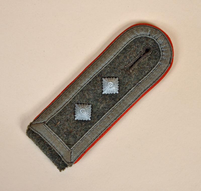 GERMAN WWII ARTILLERY NCO’S MID WAR SHOULDER BOARD.