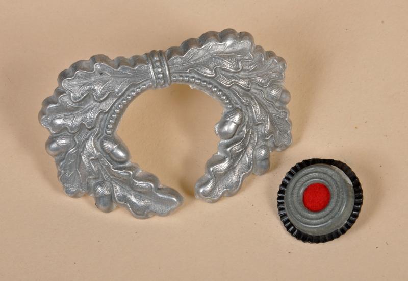 GERMAN WWII ARMY OFFICERS PEAK CAP OAK LEAF WREATH AND COCKADE SET.