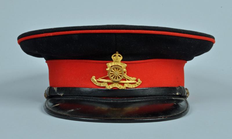 BRITISH WWII ROYAL ARTILLERY OFFICERS VISOR CAP.