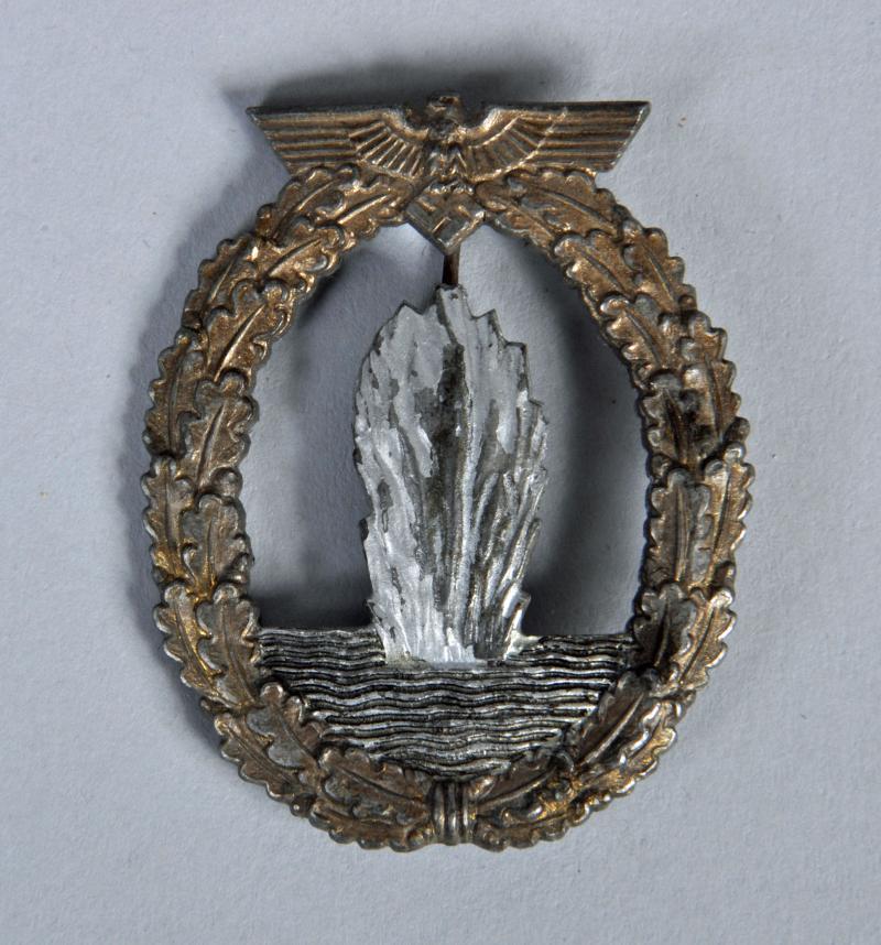 GERMAN WWII KRIEGSMARINE MINE SWEEPER BADGE.