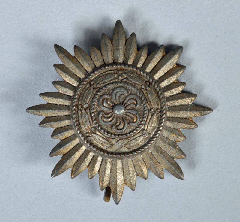GERMAN WWII EASTERN PEOPLES WAR SERVICE STAR IN GOLD, 1ST CLASS WITH SWORDS.