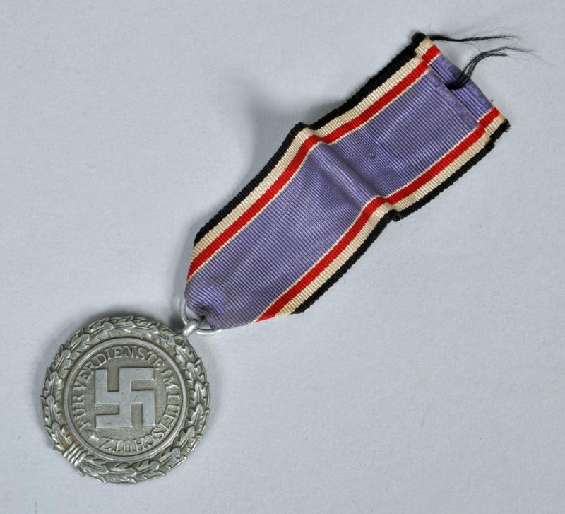 GERMAN WWII REICH LUFTSCHUTZBUND 2ND CLASS MEDAL.