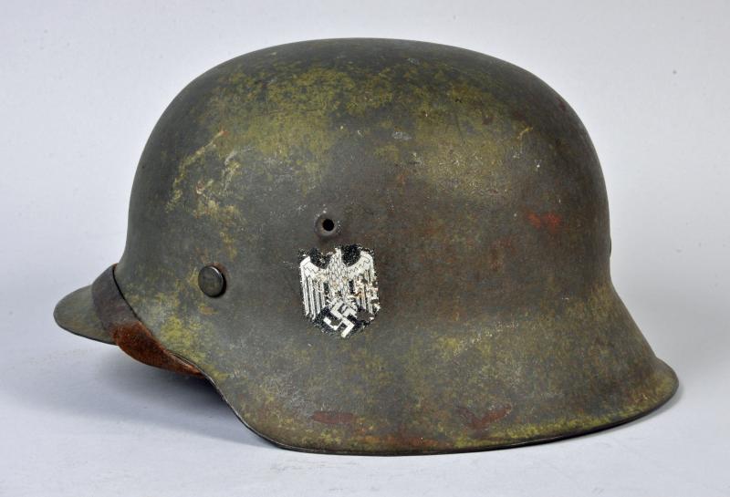 GERMAN WWII ARMY M.42 SINGLE DECAL COMBAT HELMET.