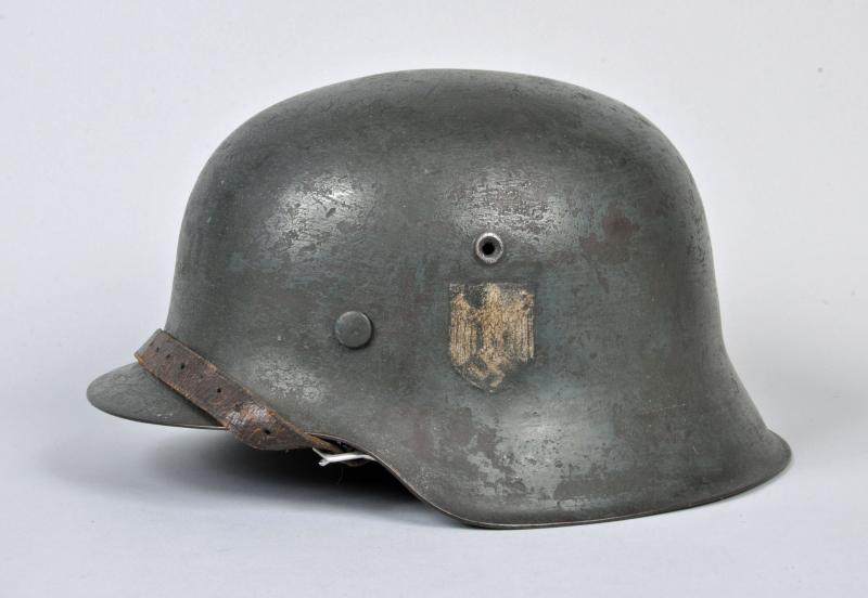 GERMAN WWII M.42 SINGLE DECAL COMBAT HELMET.