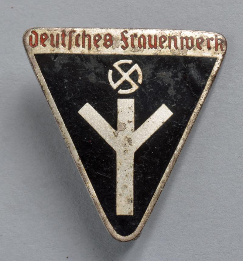 GERMAN WWII DEUTSCHE FRAUENWERK BADGE.