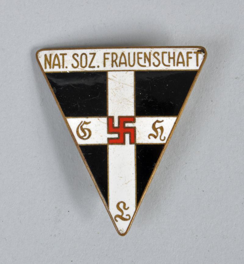 GERMAN WWII FRAUENSCHAFT MEMBERSHIP BADGE.