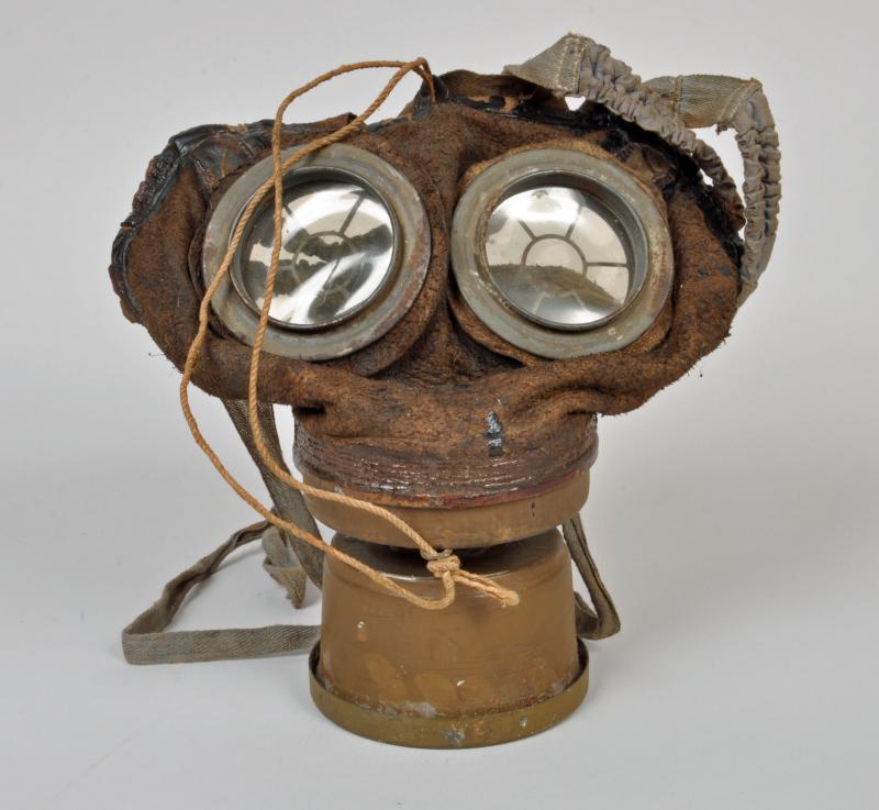 GERMAN WWI LEATHER FACE GAS MASK.