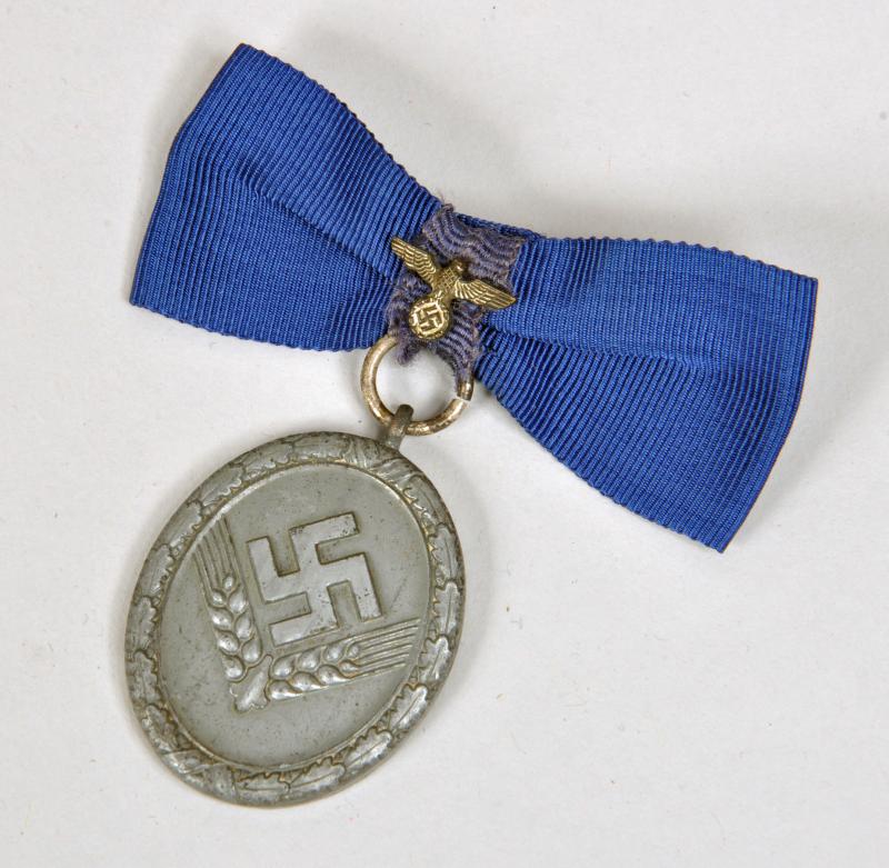 GERMAN WWII RAD 18 YEAR LONG SERVICE MEDAL WITH FEMALE WRAP.