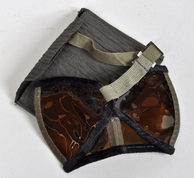 GERMAN WWII SUN AND SAND GOGGLES IN PAPER POUCH.
