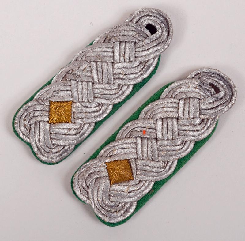 GERMAN WWII ARMY OBERSTLEUTNANT OF MOUNTAIN TROOPS SHOULDER BOARDS.