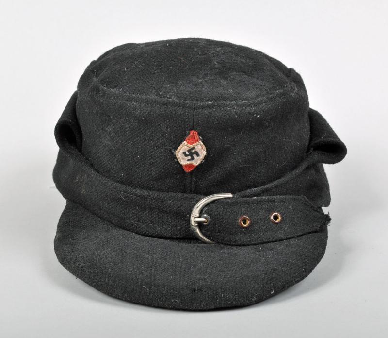 GERMAN WWII HITLER YOUTH VISORED FIELD CAP.