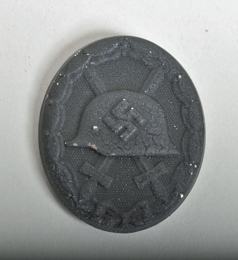 GERMAN WWII WOUND BADGE IN BLACK. MAGNETIC TYPE.