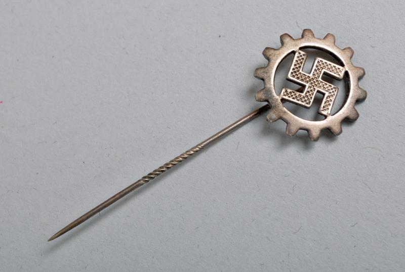 GERMAN WWII DAF MEMBERSHIP PIN.