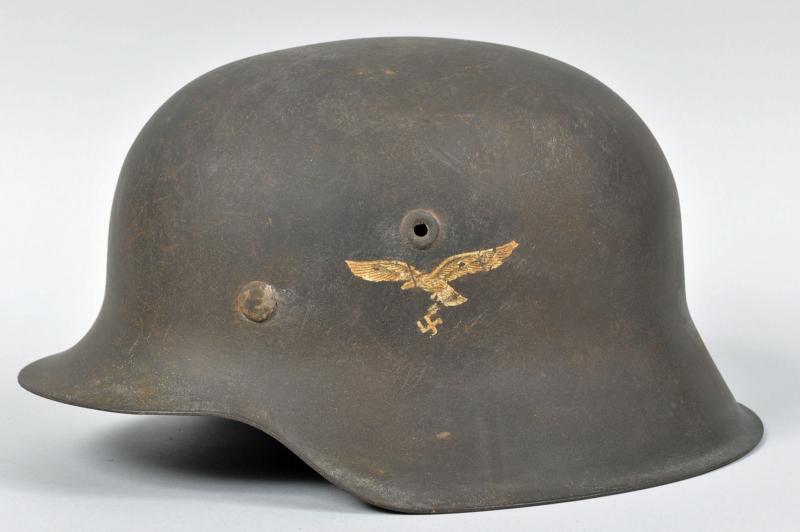 GERMAN WWII LUFTWAFFE M.42 SINGLE DECAL COMBAT HELMET.