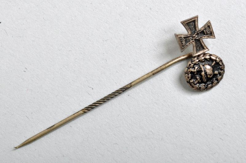 GERMAN WWI IRON CROSS 1ST CLASS AND WOUND BADGE LAPEL PIN PAIR.