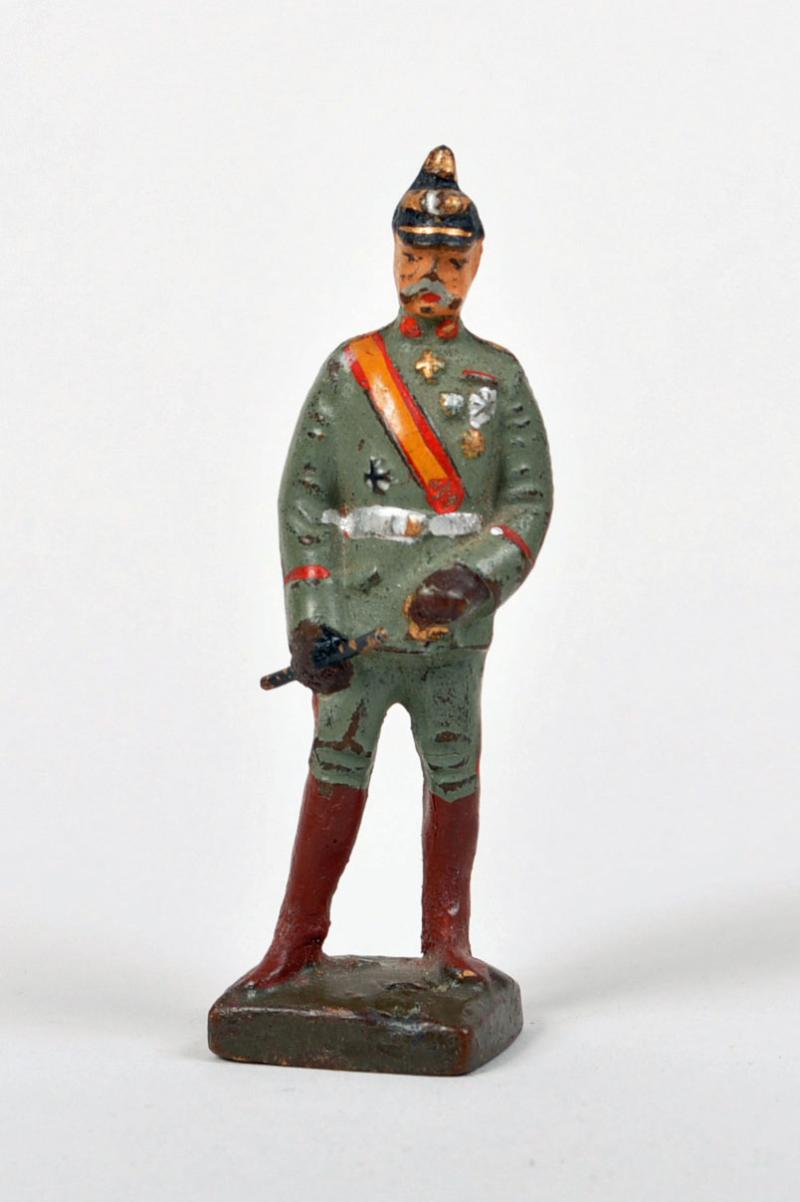 GERMAN WWII LINIOL FIGURE OF A HIGH RANKING IMPERIAL GERMAN GENERAL.