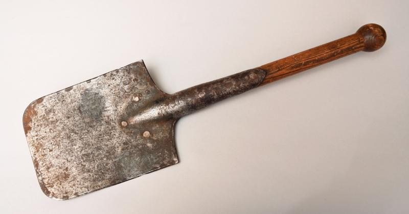 GERMAN WWII DATED ENTRENCHING TOOL.