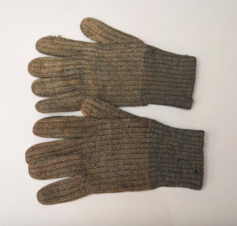 Regimentals | GERMAN WWII SOLDIERS WOOLLEN GLOVES.