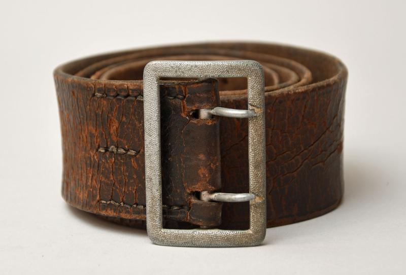 GERMAN WWII ARMY OFFICERS WIDE LEATHER BELT.