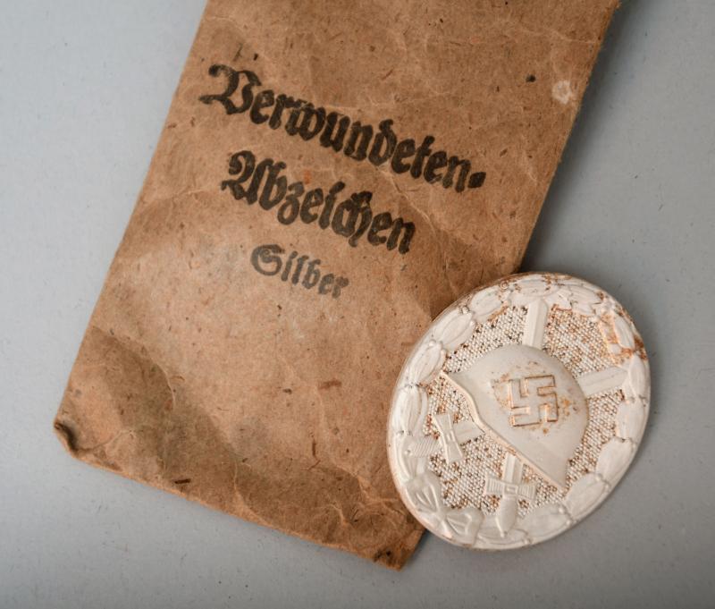 GERMAN WWII WOUND BADGE IN SILVER, MINT, IN ITS PACKET.