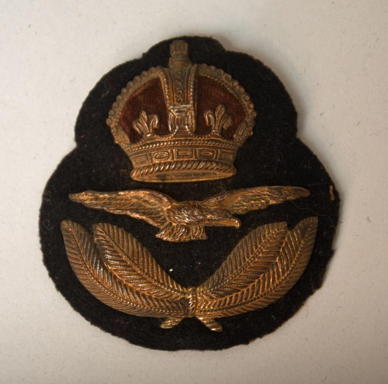 BRITISH WWI RAF 1ST PATTERN CAP BADGE.