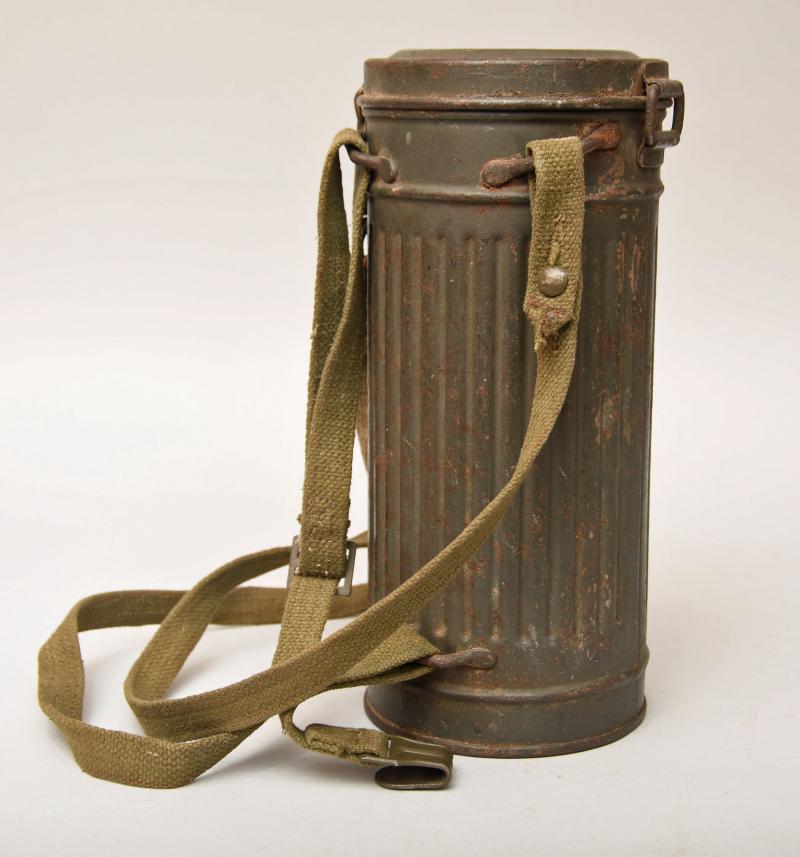 GERMAN WWII COMBAT GAS MASK CONTAINER AND STRAPS.