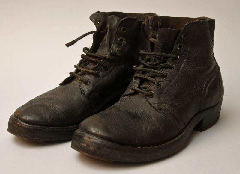 BRITISH WWl ROYAL NAVY ANKLE BOOTS.