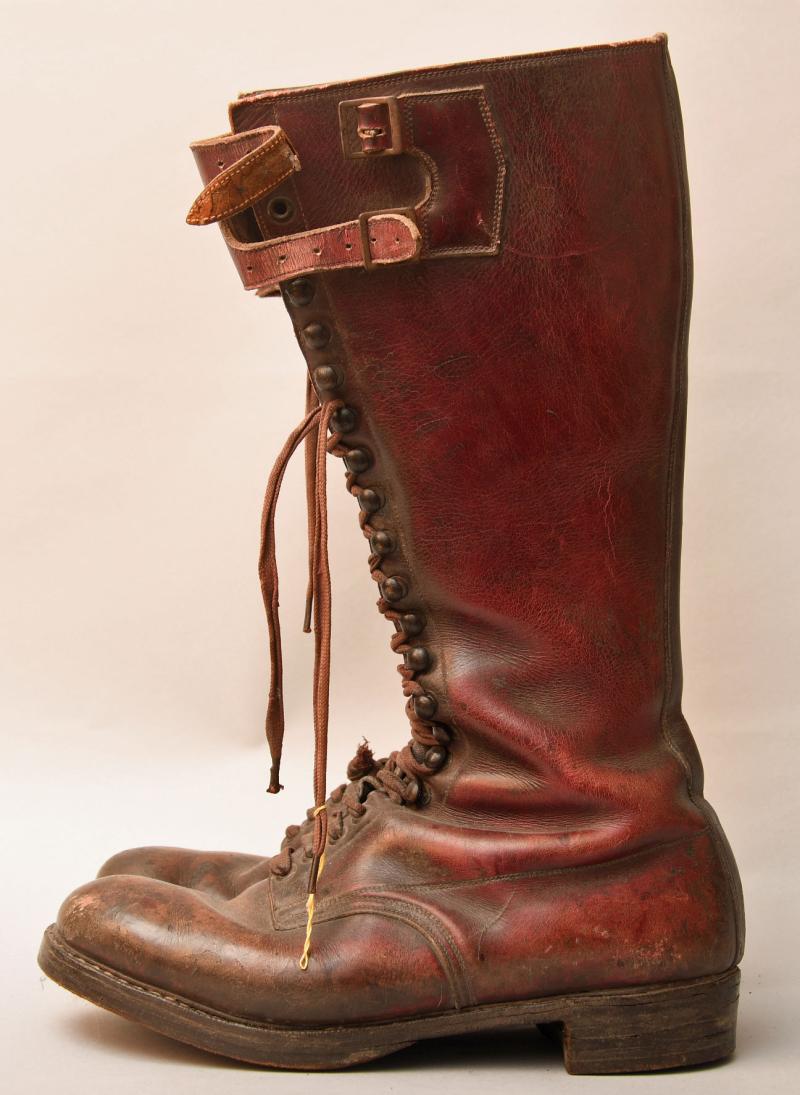 BRITISH WWI ENLISTED MANS DATED CAVALRY BOOTS.