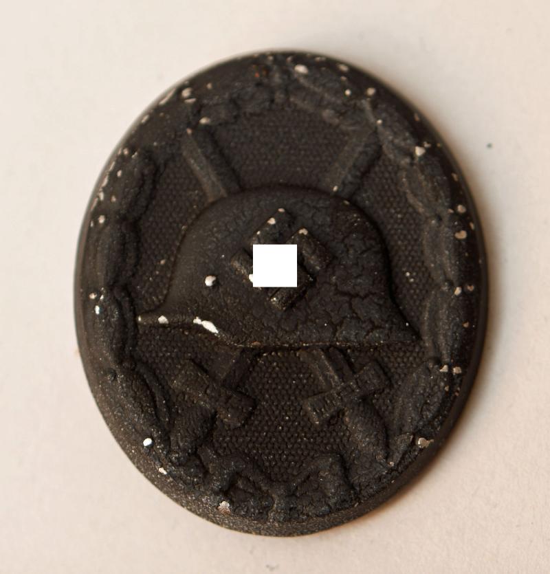 GERMAN WWII WOUND BADGE IN BLACK. MANUFACTURE NUMBERED.