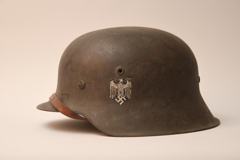 GERMAN WWII ARMY SINGLE DECAL M.42 RAW EDGE COMBAT HELMET.