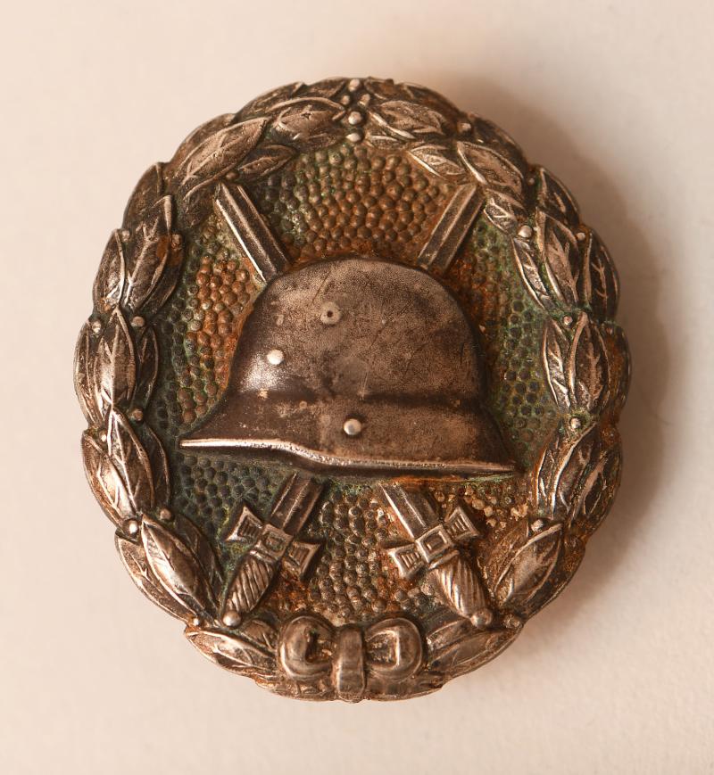 GERMAN WWI WOUND BADGE IN SILVER WITH DISC BACK.